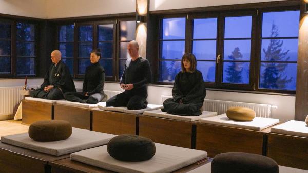 Bild 1 von 10: Im Bild: Buddhisten im Hyakujogan Zendo auf der Hohen Wand.