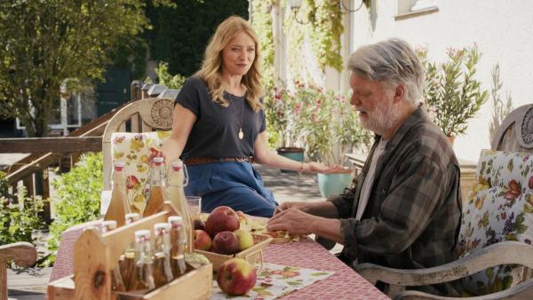 Bild 1 von 15: Laura Albers (Diana Staehly, l.); Georg Arntz (Volker Meyer-Dabisch, r.)