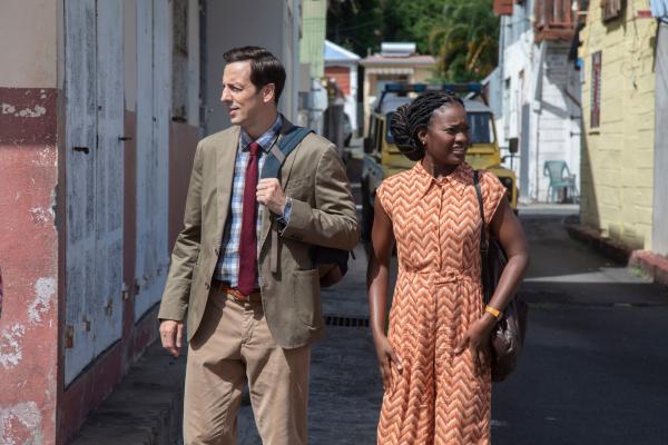 Bild 1 von 4: Auf der Suche nach Dave mischen sich DI Neville Parker (Ralf Little) und Naomi Thomas (Shantol Jackson) inmitten der Weihnachtsparade unter die Feiernden, um ihm entscheidende Neuigkeiten zu überbringen.