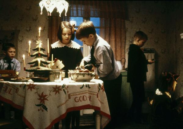 Bild 1 von 2: Bosse (Henrik Larsson, l.), Inga (Anna Sahlin, 2.v.l.), Lasse (Crispin Dickson Wendenius, 2.v.r.) und Ole (Harald Lönnbro, r.) feiern Sylvester.