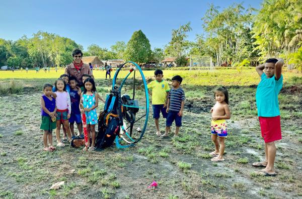 Bild 1 von 4: Der Paramotor-Pilot Sylvestre Campe im indigenen Dorf Aruti am Alto Rio Negro