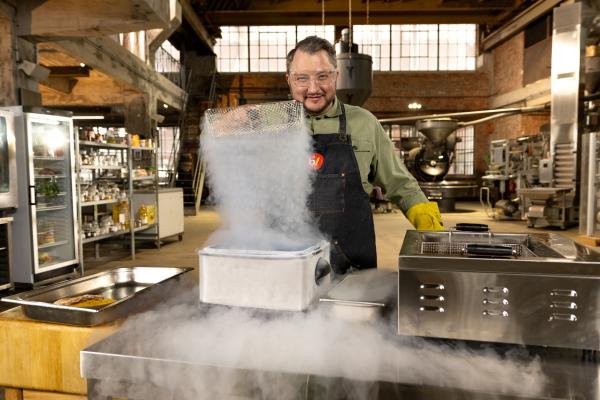 Bild 1 von 5: Sebastian Lege baut in seiner Werkstatt Industrie-Schnitzel nach: Das panierte und vorgegarte Fleisch kühlt in minus 196 Grad kaltem, flüssigem Stickstoff ab. Der Großhandel liefert die Ware tiefgekühlt an die Restaurants.
