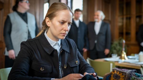 Bild 1 von 10: Nora (Cornelia Ivancan) macht sich Sorgen um ihren autistischen Sohn Tommy, der aus dem EKH geflohen und seitdem verschwunden ist.
