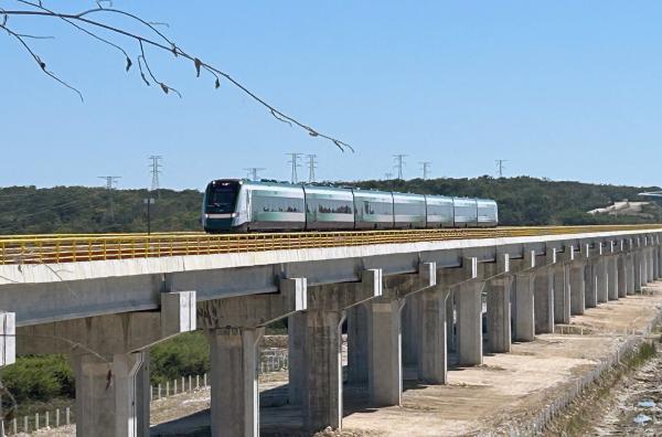 Bild 1 von 3: Tren Maya kurz nach der Ausfahrt in Campeche auf der mexikanischen Halbinsel Yucatán. Die neue Strecke wurde häufig mittels Brücken trassiert, dennoch wurden für ihren Bau Teile des Regenwaldes gerodet.