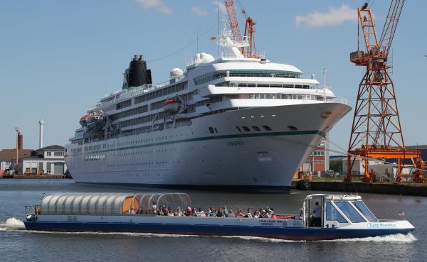 Bild 1 von 1: In riesigen Werften werden Superfrachter geboren. Die Frachter sind riesig. Einer allein transportiert in einem Lebenszyklus drei Millionen Seecontainer über die Weltmeere. Spezialschiffe machen den Weg frei für andere.