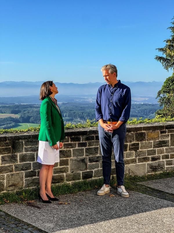 Bild 1 von 7: Im Bild: Johann-Philipp Spiegelfeld im Gespräch mit Schlossherrin Alix d?Harambure-Fraye.