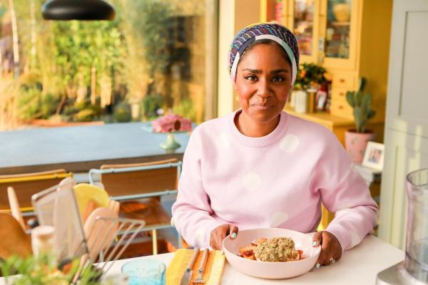 Bild 1 von 10: Im Bild: Nadiya Hussain mit einem pikanten Schellfisch mit Bratkartoffeln.