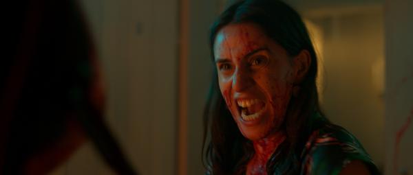 Bild 1 von 4: Das Virus ist mutiert und plötzlich muss Mari (Maryam Zaree) gegen Zombies kämpfen.