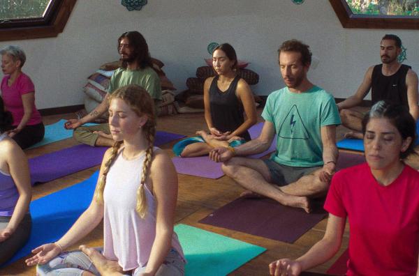 Bild 1 von 7: Gustavo (Esteban Bigliardi, 4.v.r.) versucht im Yoga-Retreat, zur Ruhe zu kommen.