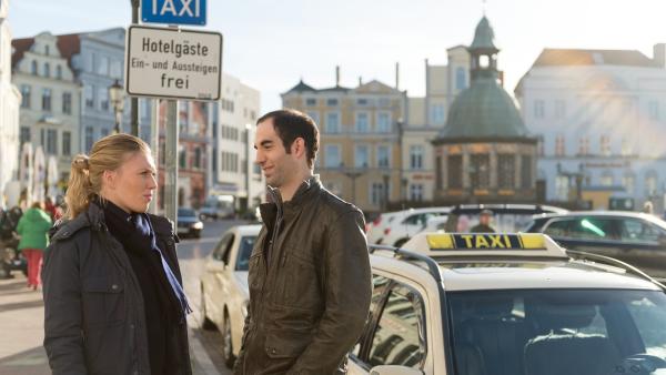 Bild 1 von 9: Anneke (Isabel Berghout) kann den Taxifahrer Maik Ganzke (Marc Philipps) ausfindig machen, der den Dicken zur Preisverleihung gefahren hat. Doch was hat der Franzose, der kaum Deutsch gesprochen hat, dort gewollt?