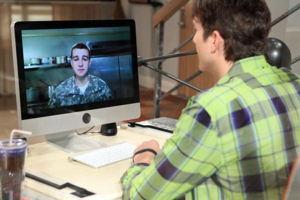 Bild 1 von 9: Nach einem Streit mit Alan sucht Walden (Ashton Kutcher, r.) Rat bei Jake (Angus T. Jones, l.) ...