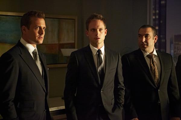 Bild 1 von 4: Mike (Patrick J. Adams, M.) versucht, Harvey (Gabriel Macht, l.) wieder für sich zu gewinnen - doch der bleibt kühl und abweisend. Zwischen den beiden steht mehr als nur verlorenes Vertrauen, doch vielleicht kann Louis (Rick Hoffman, r.) vermitteln.