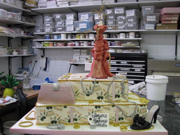 Bild 1 von 6: As seen on Cake Boss - The completed 'My Cousin Vinny' cake.
