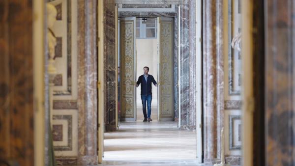 Bild 1 von 14: Mirko Drotschmann am Eingang zum \