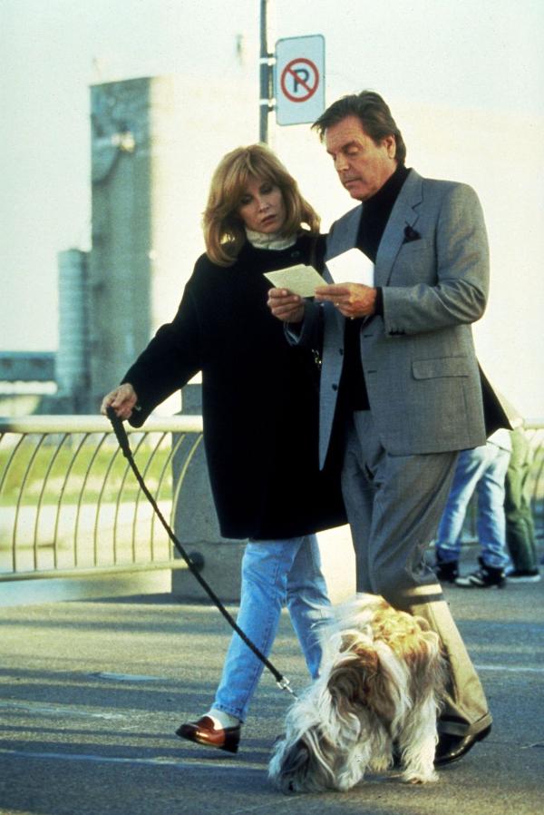 Bild 1 von 18: Max ist gestorben. Das Ableben des liebenswürdigen Butlers ist für Jennifer (Stefanie Powers, l.) und Jonathan Hart (Robert Wagner, r.) ein schwerer Schlag. Er hat ihnen jedoch ein Päckchen hinterlassen, das sie bei seiner Nichte in Kanada abholen müssen ...