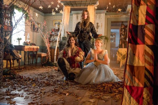 Bild 1 von 25: Im Bild: Emma Watson (Meg March), Saoirse Ronan (Jo March), Florence Pugh (Amy March).