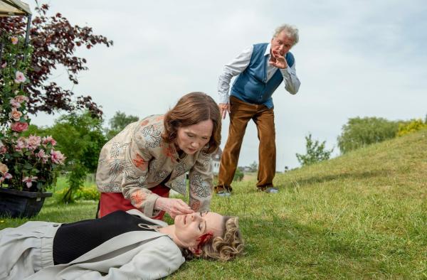 Bild 1 von 8: Im Bild: Brigitte Wegmann (Barbara Schnitzler, M.) hofft, dass ihre Tochter Jana (Sina Wilke, v. mit Bernd Tauber, h.) noch lebt.