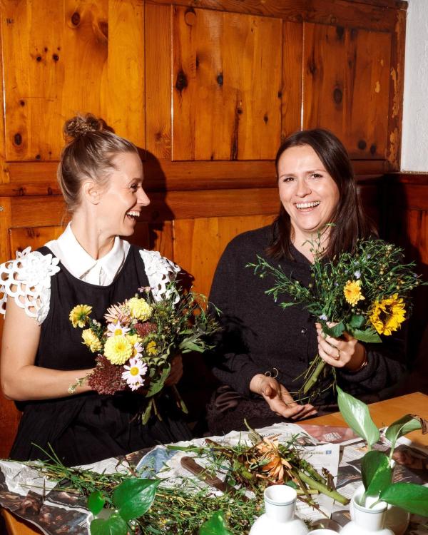 Bild 1 von 3: Im Bild: Kira Saskia Schinko mit Marie Rahofer im berühmten Linzer Leopoldistüberl, OÖ.