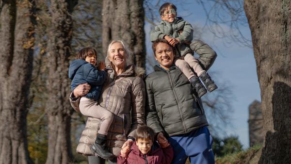 Bild 1 von 2: Sabina (67) und Ary (33) trotzen dem Altersunterschied und gesellschaftlichen Vorurteilen.