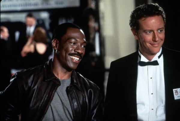 Bild 1 von 8: Charmant gehen der Quassel-Cop Axel (Eddie Murphy, l.) und L.A.-Cop Billy (Judge Reinhold, r.) dem miesen Sicherheitschef von dem Freizeitpark Wonder World an den Kragen. Und selbst Axel hat Schwierigkeiten, den aalglatten Schleimer aus der Fassung zu bringen ...