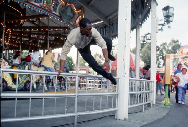 Bild 1 von 8: Es dauert nicht lange bis Foley (Eddie Murphy) in einem Vergnügungspark einer Falschgeldbande auf die Spur kommt ...