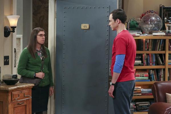 Bild 1 von 14: Obwohl Sheldon (Jim Parsons, r.) alles versucht um Amy (Mayim Bialik, l.) zurückzugewinnen, bleibt diese standhaft ...