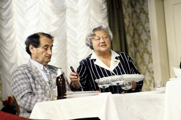 Bild 1 von 3: Bild: Walter Schultheiß und Erika Wackernagel als Onkel Willi und Tante Anna, die beim \