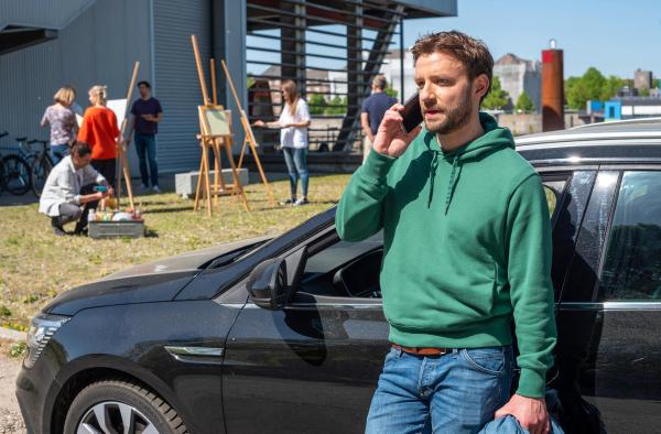 Bild 1 von 11: Im Bild: Gregor Michalski (Jonas Minthe) ermittelt Undercover.