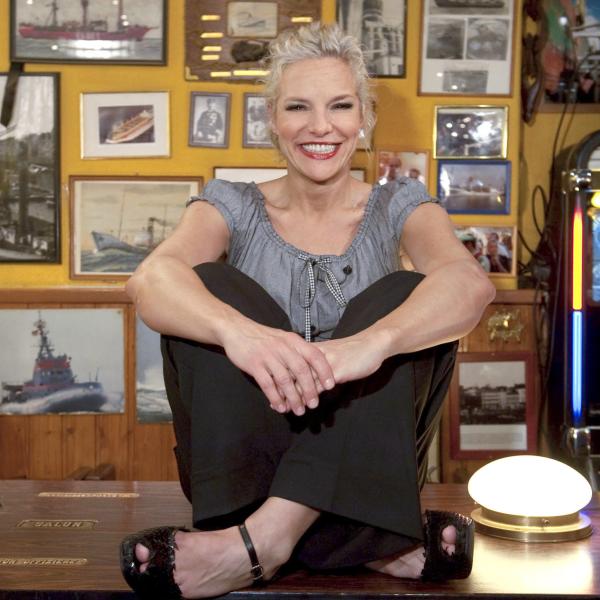 Bild 1 von 3: Moderatorin Ina Müller in der Kneipe \