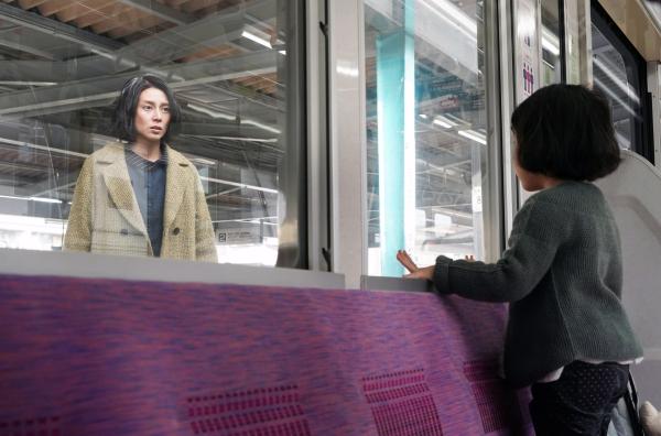 Bild 1 von 3: Risako (Ko Shibasaki, li.) scheint ihr Leben aus den Händen zu gleiten: Sie vergisst ihre Tochter Ayaka (Emika Matsumoto, re.) in der S-Bahn.