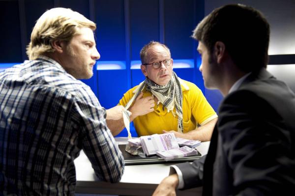 Bild 1 von 31: Schon bald kommt Mick (Henning Baum, l.) und Andreas (Maximilian Grill, r.) der Verdacht, dass Falko Schlosser (Michael Lott, M.) nicht nur eine Leiche gefunden hat ...