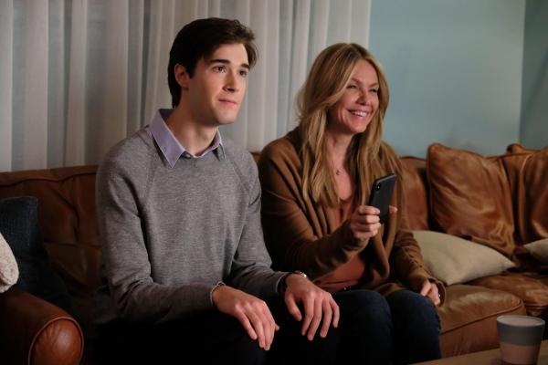 Bild 1 von 8: Brendon Wilcox (Eric Osborne, l.); Paige Decker (Andrea Roth, r.)