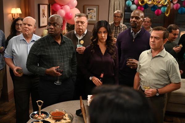 Bild 1 von 15: (v.l.n.r.) Hitchcock (Dirk Blocker); Ray Holt (André Braugher); Scully (Joel McKinnon Miller); Rosa Diaz (Stephanie Beatriz); Terry Jeffords (Terry Crews); Charles Boyce (Joe Lo Truglio)