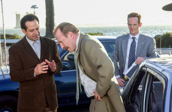 Bild 1 von 1: Im Bild (v.li.): Tony Shalhoub (Adrian Monk), Ted Levine (Capt. Leland Stottlemeyer), Jason Gray-Stanford (Lt. Randall Disher).