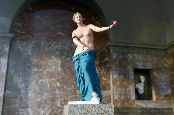 Bild 1 von 5: Hypothetische 3D-Ansicht der Venus von Milo: Farbenprächtig und mit rekonstruierten Armen zeigt sich die Statue in neuem Licht.