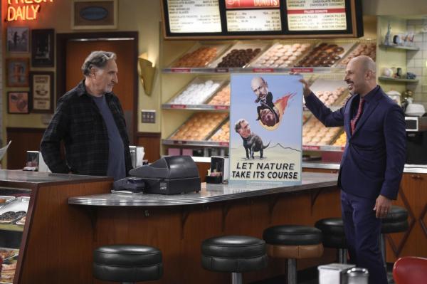 Bild 1 von 9: Arthur (Judd Hirsch, l.); Fawz (Maz Jobrani, r.)