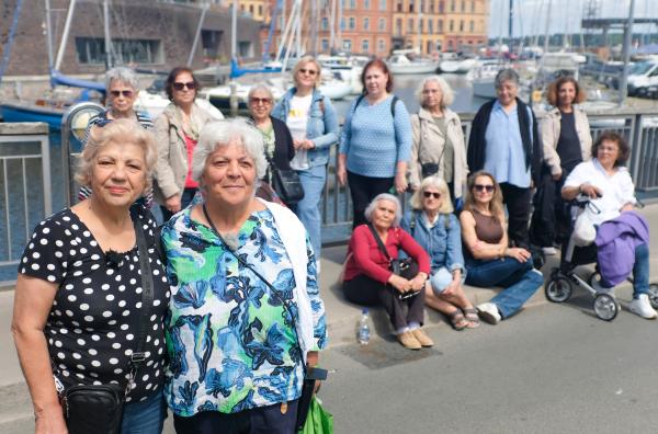 Bild 1 von 2: Tagesziel Fischbrötchen: Die Dostluk-Gruppe in Warnemünde