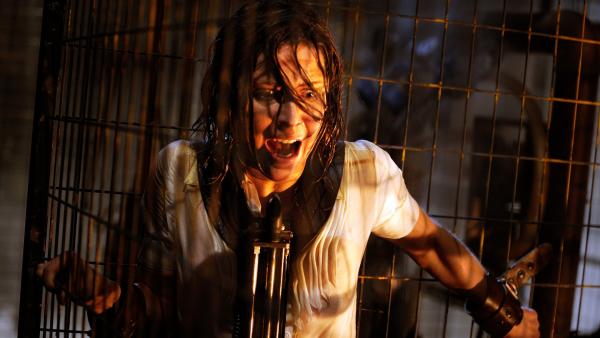 Bild 1 von 3: Debbie (Caroline Cave) hat Todesangst