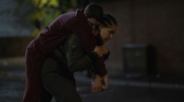 Bild 1 von 16: Amber (Izuka Hoyle) bringt Tibor (Tahar Rahim) in Sicherheit.