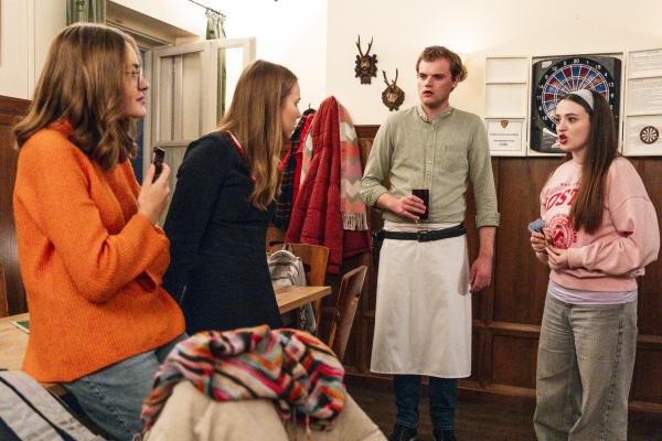 Bild 1 von 9: Philipp schreitet ein und verteidigt Maja vor Lena und Vivi. Von links: Vivi (Helena Hanslmayer), Lena (Saskia Golinelli), Philipp (Philipp Schneider, KLD), Maja (Godiva Adela).