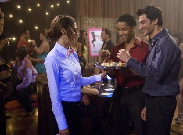 Bild 1 von 7: Casey Klein (Lizzy Caplan, l.)