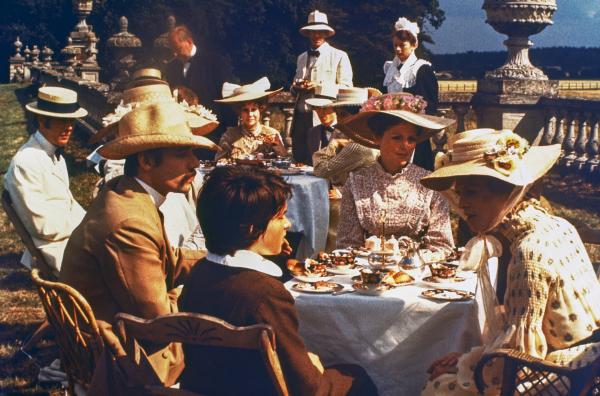 Bild 1 von 5: Leo Colston (Dominic Guard, vo.) und Marian (Julie Christie, re.) sitzen bei ihrer wohlhabenden Familie zum Nachmittagstee zusammen.
