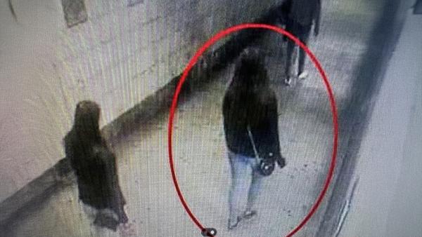 Bild 1 von 9: Bilder aus einer Überwachungskamera zeigen das Opfer kurz vor ihrem Verschwinden in einer Unterführung.