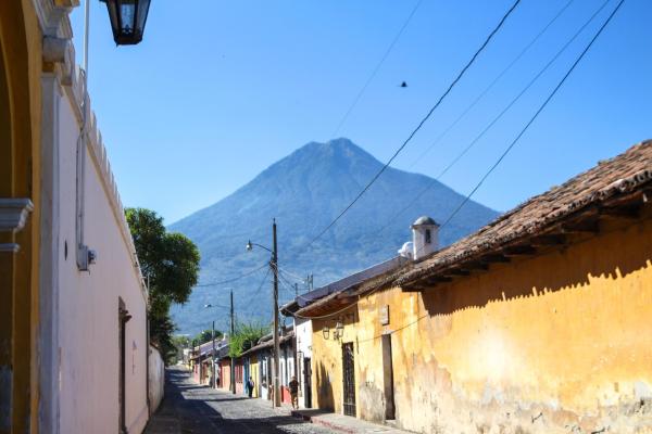 Bild 1 von 1: Im Bild: Antigua, die von Vulkanen umgebene ehemalige Hauptstadt Guatemalas.