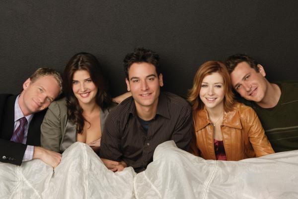 Bild 1 von 21: (1. Staffel) - Ein Blick zurück in die wilden Jahre von Ted (Josh Radnor, M.), Marshall (Jason Segel, r.), Barney (Neil Patrick Harris, l.), Lily (Alyson Hannigan, 2.v.r.) und Robin (Cobie Smulders, 2.v.l.) ...