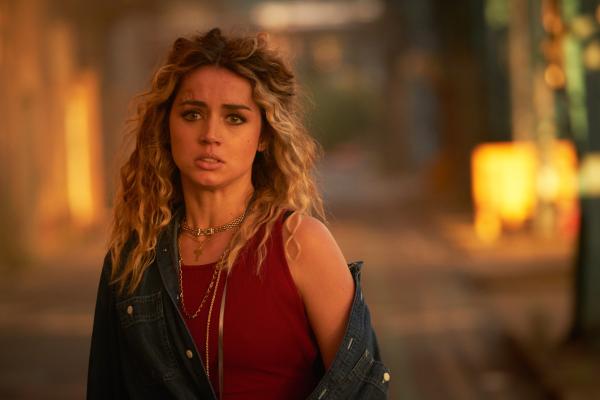 Bild 1 von 15: Sofia (Ana de Armas) versucht alles, um ihrem inhaftierten Mann zu helfen. Allerdings weiß sie nicht, wem sie trauen kann.