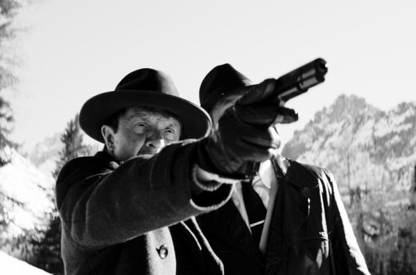 Bild 1 von 5: Mordverdacht ? als einer der deutschen Physiker auf monströse Weise ums Leben kommt, treten zwei Ermittler, die Kommissare Arnold (David Bennent, li.) und Amrein (Philippe Graber, re.), auf den Plan.