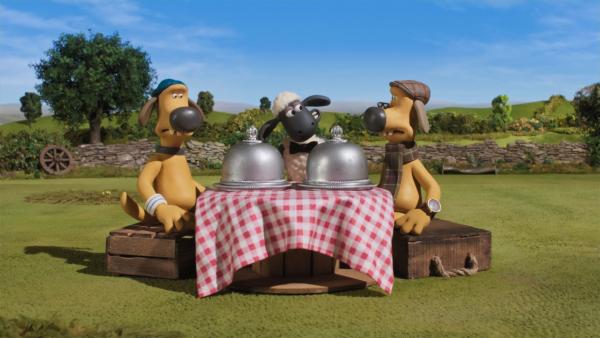 Bild 1 von 9: Shaun und die anderen Schafe haben für Bitzer und seinen Vater ein Essen vorbereitet.