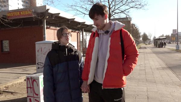 Bild 1 von 4: Jasmin und Maik unter Druck: Sie suchen dringend eine neue Wohnung. Neben der verzweifelten Wohnungssuche muss das Ehepaar außerdem dringend ihre Anträge beim Jobcenter erneuern, um Sozialleistungen zu beziehen.