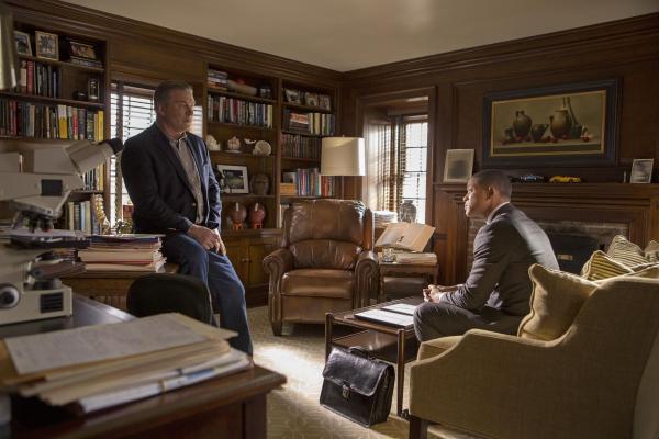 Bild 1 von 4: Dr. Bennet Omalu (Alec Baldwin, l.); Dr. Bennet Omalu (Will Smith, r.)